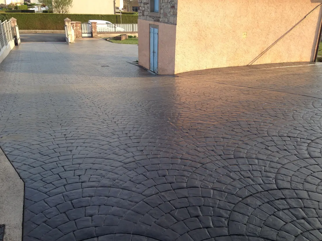 Maison pavée avec du béton imprimé à l'extérieur à Romans-sur-Isère.